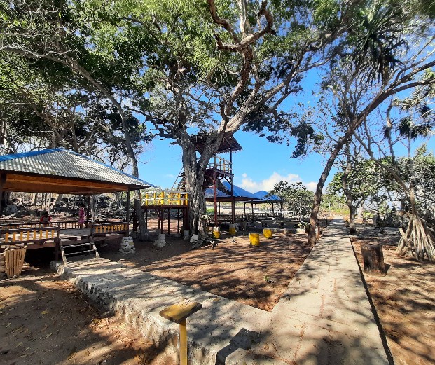 Pantai Bota Knipo